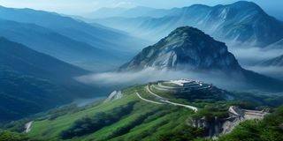 开元棋牌德州扑克游戏场景，蓝色绒布桌面上摆放着筹码与底牌，专业赌桌质感强烈